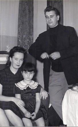 ed lorraine with daughter Ed And Lorraine Warren Real, The Conjuring True Story, Los Warren, Ed And Lorraine Warren, Ed E Lorraine Warren, Paranormal Aesthetic, Conjuring 2, Conjuring Universe, The Satanic Bible