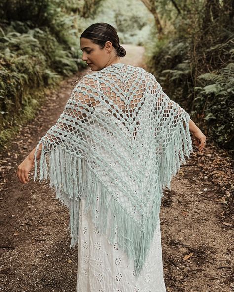 El Club de la Calceta se aventura y lanza su primer videotutorial y no ha podido ser de otra forma que enseñándonos a tejer una monada, concretamente su Chal Xana tejido con Rubí Dueto, ¿no es una pasada? 😘 Crochet Poncho Patterns Easy, Crochet Poncho Patterns, Poncho Pattern, Tutorial Crochet, Crochet Poncho, Crochet Shawl, Crochet Tutorial, Shawl, Amigurumi