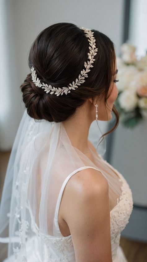 Discover stunning wedding hairstyles with veil ideas in this comprehensive guide Whether you prefer a vintage updo tiara crown bun Korean curls simple ponytail bob or long and short styles we've got you covered Explore elegant hairdos that will complement your bridal look beautifully Wedding Updo With Veil, Bun Korean, Ponytail Bob, Korean Curls, Elegant Bridal Updo, Bridal Updo With Veil, Wedding Hair Crown, Bride Hairstyles With Veil, Classic Curls