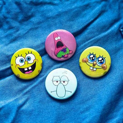 Broches Aesthetic Mochila, Broches Aesthetic, Aesthetic Buttons, Pin Button Design, Hippie Painting, Harry Potter Anime, Artist Aesthetic, Pin Art, Clay Charms