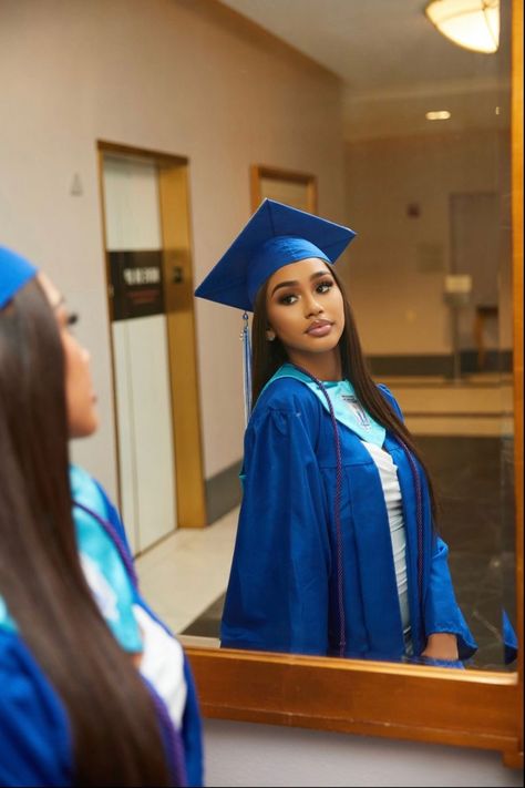 Graduation Pictures Black Women High School, Mirror Graduation Pictures, Urban Graduation Photos, Baddie Graduation Pictures, Graduation Photoshoot Poses, Graduation Ceremony Outfit, Graduation Pictures High School, High School Graduation Pictures, 2025 Graduation