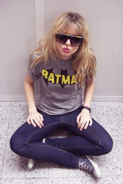 This is what i wish I looked like every time I wore my Batman/skinny/Chucks, but it never turns out this cool. Batman Shirt Outfit, Superhero Graphics, Batman Tshirt, Tumblr T Shirt, Batman Stuff, Bat Man, Batman Shirt, Geeky Girls, Stephanie Brown