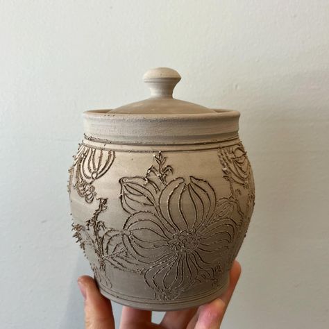 This honey pot with oak branches was in my last firing of 2023, and I've been itching to make more lidded jars all spring. I'm carving a batch of 5 this weekend-- swipe to see the one I just finished! The carved lines look all fuzzy and messy at this stage-- I will clean up those clay burrs later on, when the pot has had time to fully dry, and then paint and inlay color into the carved design. Thanks so much to all of you who offered book recommendations earlier this week-- I've got a great... Clay Covered Jars, Clay Jar, Honey Pot, Jar Lids, Diy Clay, My Last, Book Recommendations, Clean Up, Diy Ideas