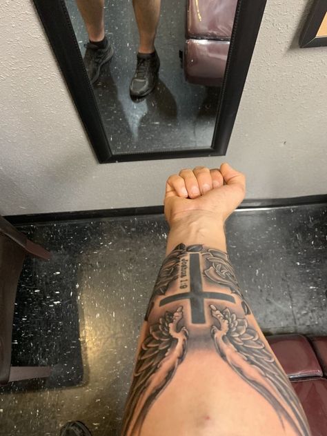 Tattoo Designs Gemini, Cool Cross Tattoos, Cross Shoulder Tattoos, 46 Tattoo, Cross With Wings Tattoo, Cross Tattoo On Hand, Mens Body Tattoos, Arm Tattoos Black, Arm Tattoos For Guys Forearm