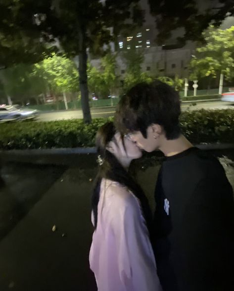 Ulzzang Couple Cuddle, Hugging Couple, Ideal Boyfriend, Couples Vibe, Boyfriend Photos, Ulzzang Couple, Mr Style, Korean Couple, Kissing Couples