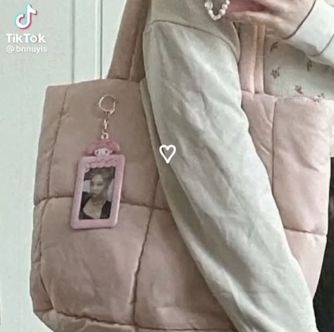 No Bad Days, Handbag Essentials, What In My Bag, Bags Aesthetic, Pretty Bags, Essential Bag, Cute Bags, Cute Bag, Pink Aesthetic