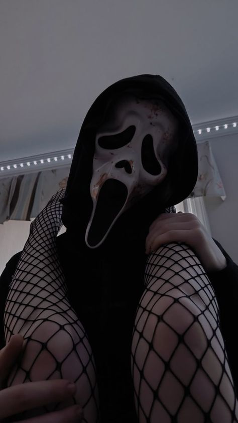 Ghost Face Mask Couple Pic, Ghostface Aesthetic Couple, Dark Couples Halloween Costumes, Halloween Pictures With Boyfriend, Ghost Face Picture Couple, Couple Goal Halloween, Dark Couple Halloween Costumes, Matching Spooky Pfp, B D S M Aesthetic