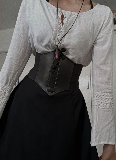 Modern Day Pirate Outfit, Modern Shakespeare Outfit, Victorian Style Modern Outfit, Yennefer Inspired Outfit, Victorian Modern Outfit, Modern Victorian Outfits Aesthetic, Pirate Modern Outfit, Modern Victorian Style Clothing, Modern Victorian Fashion Women