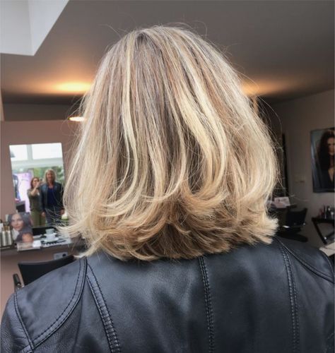 Brown Bob Curtain Bangs, Shoulder Length Haircut Blonde, Blond Hair With Layers, Blonde Shoulder Length Hair Straight, Bob With Lots Of Layers, Bob 90s Hair, Short Blonde Layered Hair, Layered Bob Fine Hair, Blonde Hair Inspiration Short