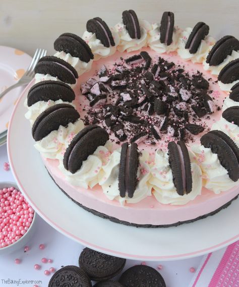 Strawberry Oreo Cheesecake (No Bake) - The Baking Explorer Oreo Cheesecake No Bake, Strawberry Oreo Cheesecake, Dessert Pots, Cheesecake Decoration, No Bake Vanilla Cheesecake, Cheesecake No Bake, Strawberry Cake Recipe, Vanilla Oreo, Oreo Flavors