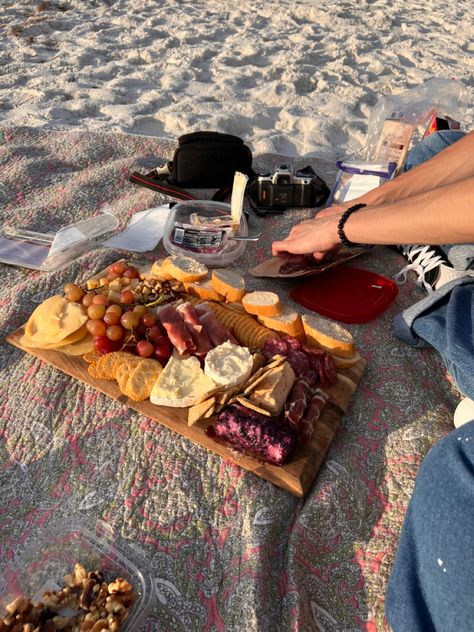 Beach Snacks Aesthetic, Cake On The Beach Aesthetic, Beach Aesthetic Picnic, Sunset Picnic Aesthetic, Beach Birthday Aesthetic, Beach Picnic Food, Charcuterie Board Beach, Beach Platter, Beach Charcuterie Board