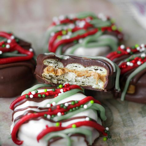 Christmas Treats For Toddlers, Hot Chocolate Macarons, Ritz Christmas, Ritz Cracker Cookies, Ritz Cracker Dessert, Ritz Cracker Recipes, Delicious Holiday Desserts, Chocolate Macarons, Christmas Donuts