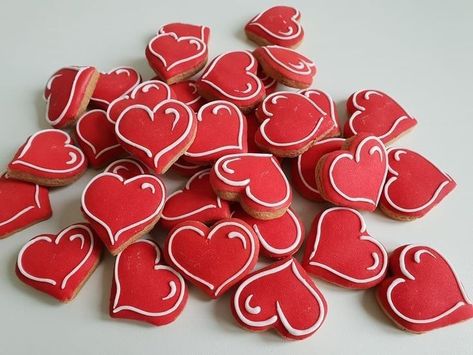 Cookies Valentines, Valentine Cookies Decorated, Valentines Day Sugar Cookies, Heart Sugar Cookie, Patisserie Fine, Valentine Cookie, Valentines Cookies, Valentine Sugar Cookies, Valentines Baking