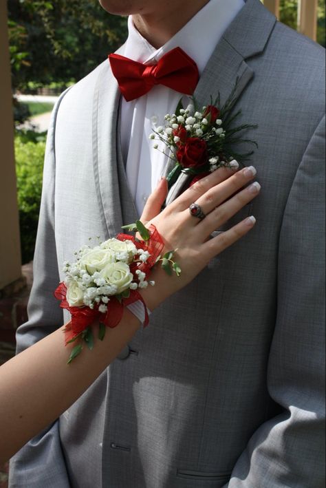 Red Corsage Prom, Prom Corsage Red, Prom Corsage White, Prom Bouquet Ideas, Elegant Flower Arrangements, Prom Unique, Corsage For Prom, Red Corsages, Red Boutonniere