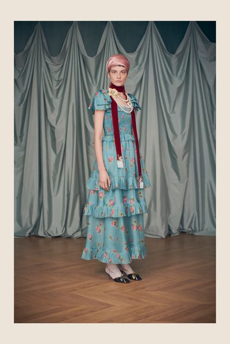 First Look at Alessandro Michele’s Debut Collection for Valentino [PHOTOS] Valentino Resort, Resort 2025, Valentino Collection, Moda Paris, Alessandro Michele, Resort Collection, Dolce E Gabbana, Mens Accessories Fashion, Hippie Chic