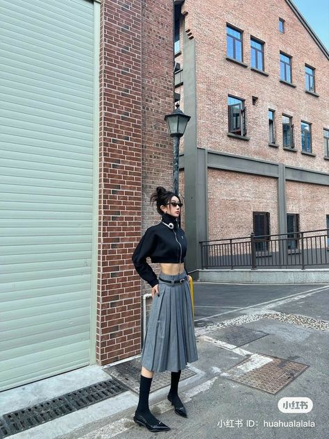 Maxi Pleated Skirt Outfit, Grey Pleated Skirt Outfit, Midi Pleated Skirt Outfit, Grey Maxi Skirt Outfit, Long Pleated Skirt Outfit, Pleated Maxi Skirt Outfit, Chinese Street Style Fashion, Pleated Midi Skirt Outfit, Gray Skirt Outfit