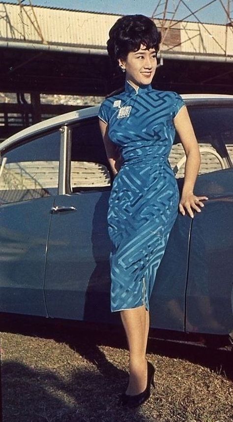 Intercultural Vintage: Questions on Qipao 1960s cheongsam in Hong Kong 1960s Hong Kong Fashion, Hong Kong Fashion, Qi Pao, 60's Style, Swinging 60s, Vintage Magic, Dress History, Qipao Cheongsam, Sunday Dress