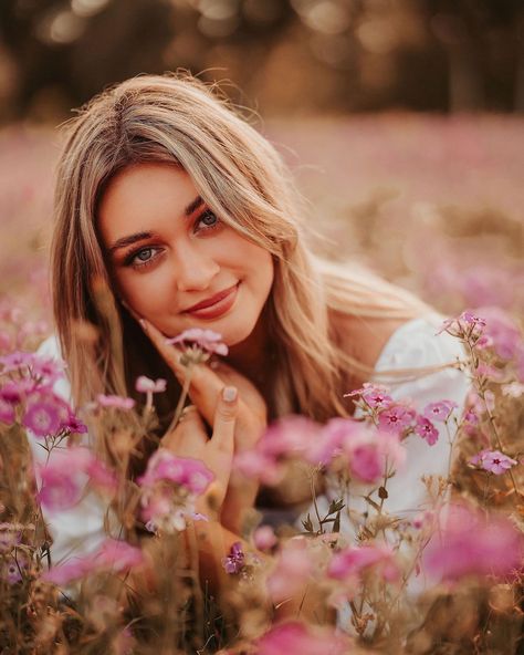 Unique Senior Pictures Inspiration, Dressy Senior Pictures, Flower Field Photoshoot Senior Pics, Unique Senior Portraits, Places To Take Senior Pictures, Senior Poses Field, Cute Field Pictures, Senior Picture Field Posing Ideas, School Spring Pictures