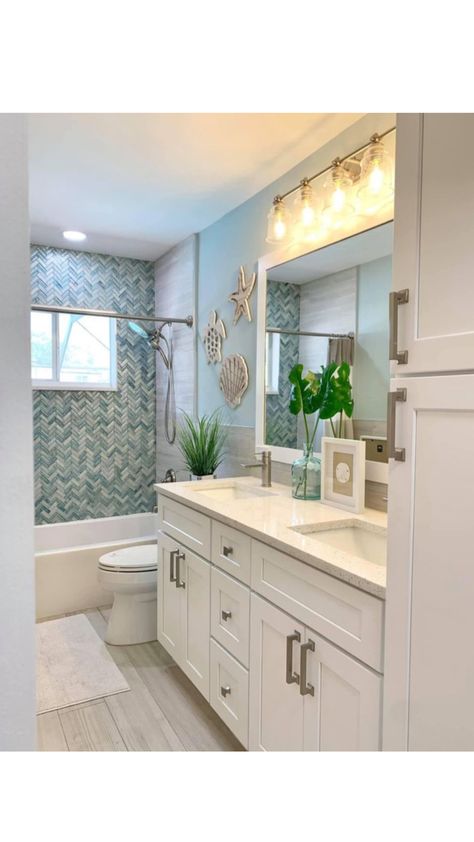 Vacation house girls bathroom Beach Home Bathroom Ideas, Blue And White Bathroom Aesthetic, Cute Coastal Bathroom, Costal House Bathroom, Bathroom Ideas Beachhouse, Classy Beach Bathroom, Beach Aesthetic Bathroom Ideas, Beachy Modern Bathroom, Coastal Grandaughter Bathroom