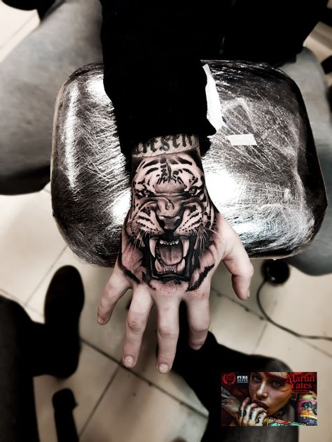 Panther Hand Tattoo Men, Tiger Hand Tattoo Men, Tiger Lion Tattoo, Tiger Tattoo Hand, Realism Hand Tattoo, Lion Tattoo Hand, Animal Hand Tattoo, Lion Hand Tattoo Men, Hand Tattoo Men