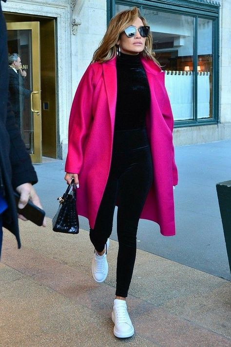 Outfit Con Blazer, Jennifer Lopez Outfits, J Lo Fashion, Blazer Outfits Casual, Pink Coat, Coat Outfits, Looks Chic, Fashion Mode, Business Outfits