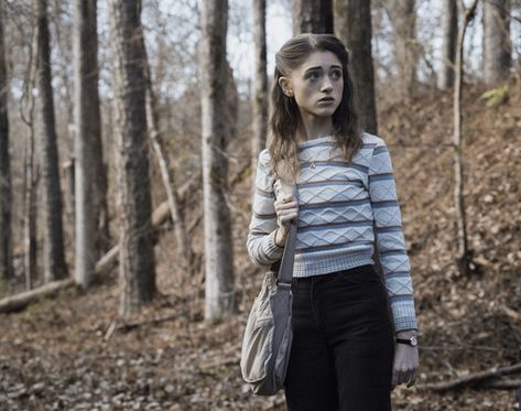 Nancy Stranger Things style - photo of Nancy wearing a striped sweater in season 1 Stranger Things Fashion, Stranger Things Halloween Costume, Stranger Things Style, Stranger Things Halloween, Fall College Outfits, Stranger Things Quote, Nancy Wheeler, Stranger Things Steve, Stranger Things Art