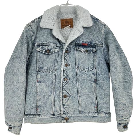 Vintage 80s Wrangler Mens M Acid Wash Denim Jacket Jean Trucker Sherpa Lined Sku:055-046 This Wrangler Denim Jacket Combines Classic Style With Soft Comfort. The Sherpa Lining Keeps You Warm During Colder Months, While The Vintage Acid Wash Denim Adds Iconic 80's Appeal. It's Outlaw Country Or Upgrade Your Wardrobe With A Piece That Offers Both Fashion And Function. This Piece Is A Versatile Addition To Any Collection. Button Closure Sherpa Lining Multiple Pockets Acid Washed, Snow Washed Trucker, Punk Rock, Outlaw Country Size: Mens M Approximate Measurements: Shoulders: 18.5 In Sleeve: 23.5 In Chest: 21.5 In Length: 24 In Condition