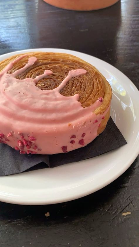 Pink Croissant, Roll Croissant, Raspberry Food, Raspberry Croissant, Croissant Roll, Mini Croissants, Croissant Recipe, Raspberry Recipes, Pink Chocolate