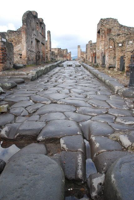 Pompei Italy, Italy Adventure, Ruins Of Pompeii, Italy Kitchen, Pompeii Ruins, Pompeii Italy, Pompeii And Herculaneum, Rome Antique, Voyage Europe