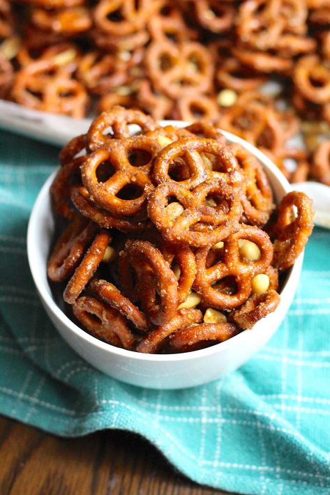 Carolina Spiced Pretzels | 12 Tomatoes Pretzel Appetizers, Lake Snacks, Spicy Pretzels, Spiced Pretzels, Pretzel Mix, Pretzel Chips, Seasoned Pretzels, Pretzels Recipe, 12 Tomatoes