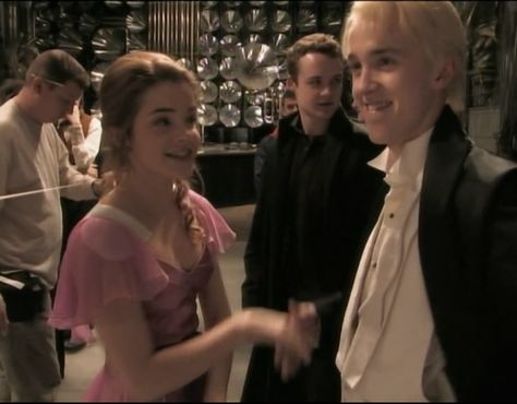 Emma Watson And Tom Felton, Suli Baby, Hermione Yule Ball, Harry Potter Yule Ball, Hufflepuff Slytherin, Ravenclaw Hufflepuff, Himouto Umaru Chan, Harry Potter Icons, Tiktok Edit