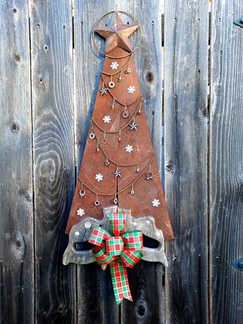 Handsaw Christmas Tree, Painted Hand Saw Blades Ideas, Hand Saw Christmas Tree, Saw Christmas Tree, Motorcycle Craft, Hand Saw Art Ideas, Rebar Art, Christmas Toyland, Log Reindeer