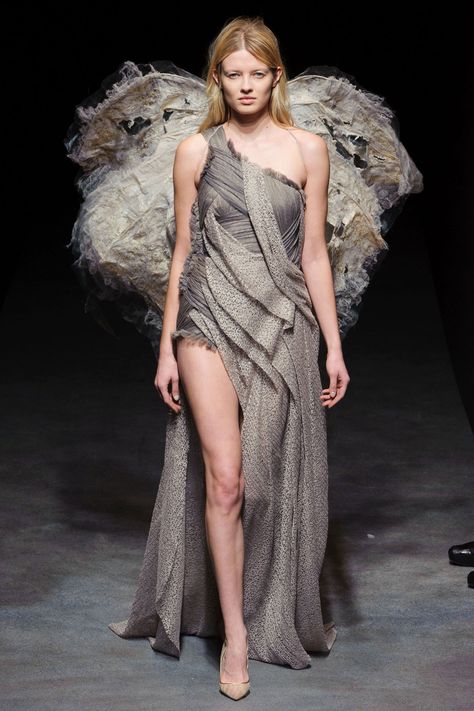 Industrial Revolution Angel || Yiqing Yin (Spring 2014 Couture) Yiqing Yin, Fashion Showroom, Gown Fashion, Haute Couture Designers, Couture Gown, Collection Couture, Paris Mode, Couture Details, Prabal Gurung