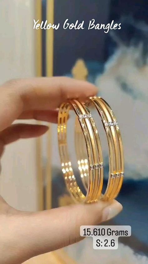 Simple Gold Bangle, Plain Gold Bangles, Gold Bangles Indian, Unique Gold Jewelry Designs, Gold Jewels Design, Gold Bangles For Women, Gold Jewelry Outfits, New Gold Jewellery Designs, Modern Gold Jewelry