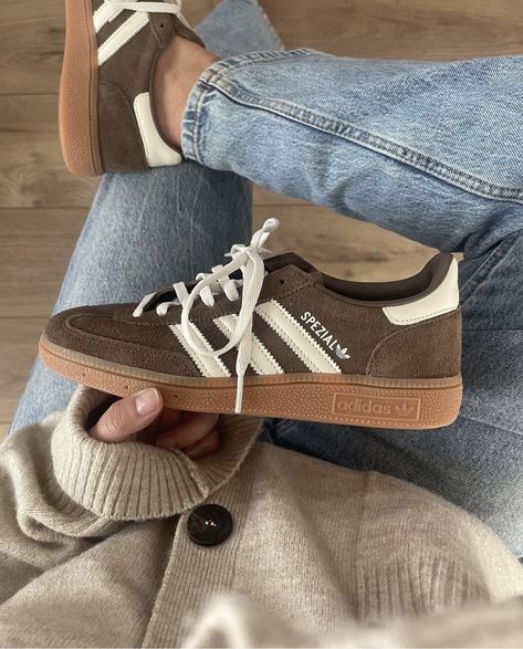 Adidas Handball Spezial, Adidas Handball, Pretty Shoes Sneakers, Shoe Wishlist, Adidas Spezial, Sneakers Adidas, Hype Shoes, Brown Sneakers, Swag Shoes