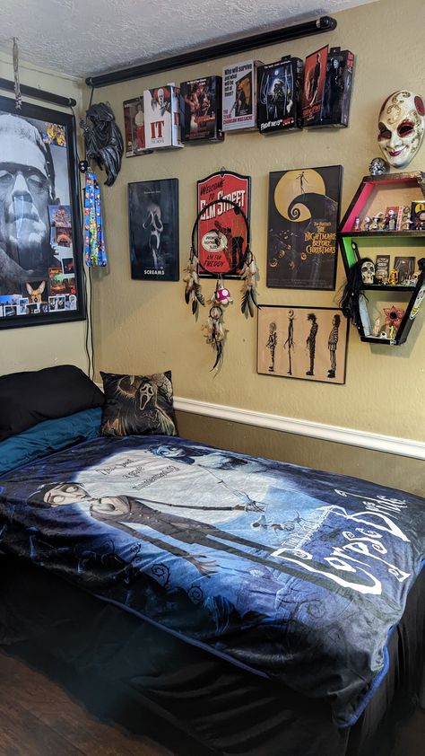 Tim Burton Inspired Bedroom, Tim Burton Aesthetic Bedroom, Tim Burton Aesthetic Room, Tim Burton Room Ideas Bedrooms, Coraline Room Decor Ideas, Tim Burton Inspired Room, Tim Burton Room Decor, Tim Burton Bedroom Ideas, Tim Burton Themed Room