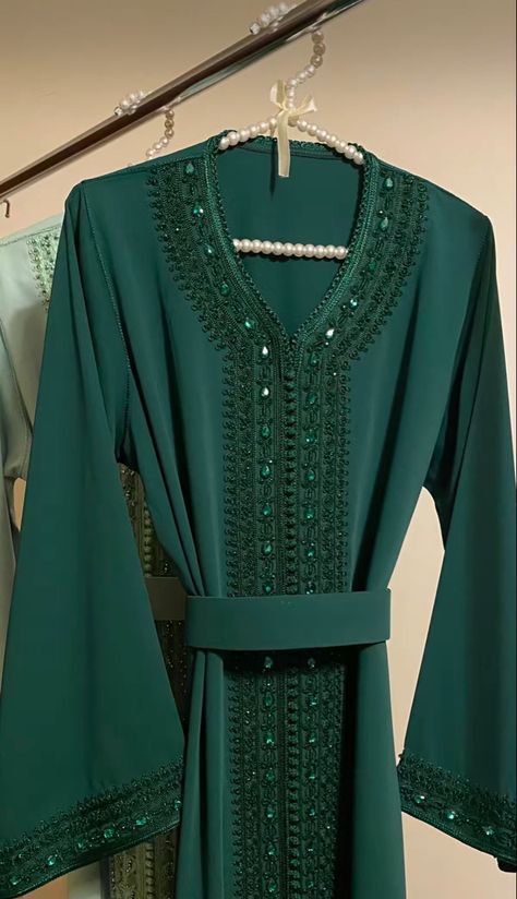 Moroccan Caftan Simple, Outfit Soiree, Moroccan Outfit, Caftan Dress Kaftan, Caftan Simple, Morrocan Fashion, Moroccan Kaftan Dress, Moroccan Clothing, Moroccan Fashion