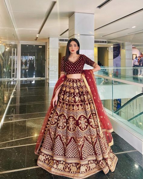 Red Lengha, Dark Red Wedding, Wedding Lengha, Gold Lehenga, Desi Wedding Dresses, Bride And Groom Outfit, Red Lehenga, Simple Pakistani Dresses, Indian Couture