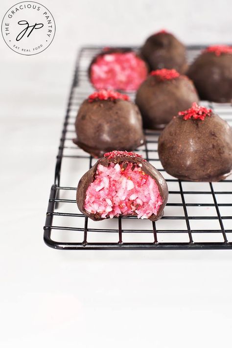 Raspberry Coconut Balls, Strawberry Coconut Balls, Coconut Bon Bons Recipe, Clean Eating Pumpkin Pie, Raspberry Coconut Bars, Raspberry Truffles, Pumpkin Pie From Scratch, Mat Inspiration, Truffle Recipes