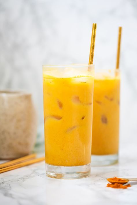 This iced turmeric golden milk latte is the perfect anti-inflammatory drink! It's paleo, AIP, and vegan. Iced Golden Milk, Aip Vegan, Turmeric Golden Milk, Unbound Wellness, Golden Milk Latte, Healthy Nutrition Plan, Turmeric Latte, Golden Milk, Vegetable Drinks