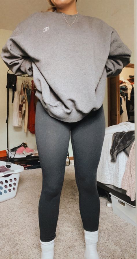 Styling Grey Leggings, Outfits With Dark Grey Leggings, Dark Gray Leggings Outfit, How To Style Grey Leggings, Dark Grey Leggings Outfit, Leggings And T Shirt Outfit, Outfits With Grey Leggings, Gray Leggings Outfit, Hoodie And Leggings Outfit