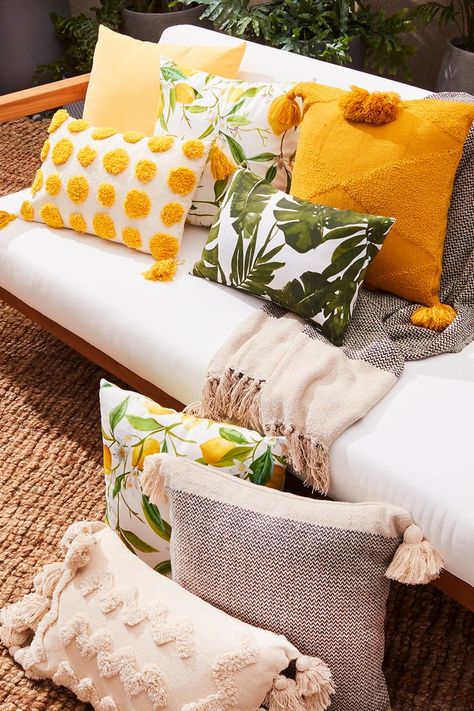 Outdoor Accent Pillows, Outdoor Throw Pillow Ideas, Outdoor Cushion Ideas, Summer Pillow Covers, Patio Cushions Outdoor Ideas, Summer Couch Pillows, Yellow Patio Decor, Porch Pillows Outdoor, Outside Pillows