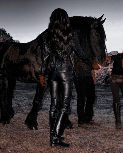 Horse Riding Outfit Cowgirl, Goth Equestrian, Black Horse Aesthetic, Cowgirl Photoshoot, Horse Photography Poses, Horse Riding Aesthetic, Horse Riding Outfit, Equestrian Girls, Grad Photoshoot