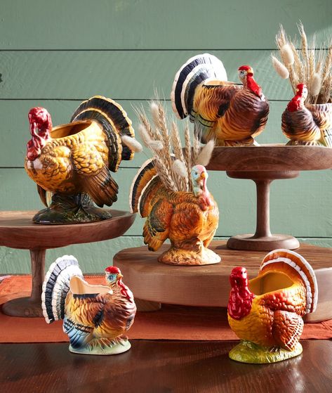 turkey vases Festive Thanksgiving Desserts, Beautiful Thanksgiving Table, Thanksgiving Table Setting Ideas, Easy Thanksgiving Decorations, Thanksgiving Table Settings Diy, Diy Thanksgiving Centerpieces, Turkey Table, Thanksgiving Table Setting, Place Settings Thanksgiving