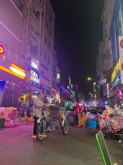 Bui Vien Walking Street, Ho Chi Minh - Saigon | Vietnam 🇻🇳 #vietnam #travel #photography Saigon Aesthetic, Vietnam Places, Vietnam Travel Photography, Cities Aesthetic, Vietnam Aesthetic, Vietnam City, Vietnamese Night Market, Vietnam Saigon, Ho Chi Minh City Night