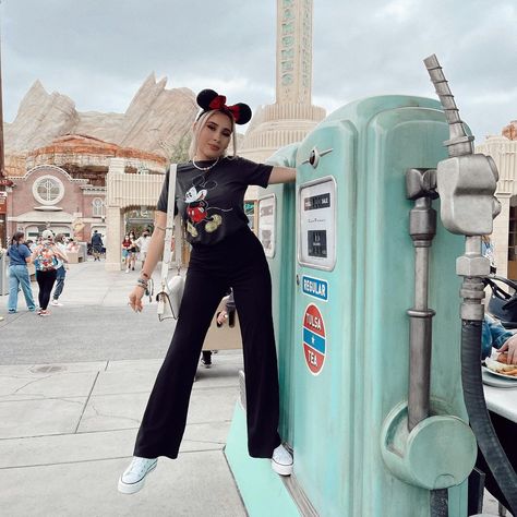 𝙼𝚊𝚛𝚒𝚊 ༺♡༻ on Instagram: “📍you know where to find me ❥” Legging Disney Outfits, Disney Outfits Women Leggings, Disney Outfits With Leggings, Disneyland Outfits Fall, Disney Outfits Aesthetic, Aesthetic Disney Outfits, Disney Park Outfits, Disneyland Couples Pictures, Orlando Outfits