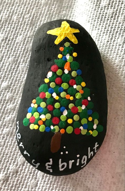 Painting Rocks Christmas, Rock Art Christmas, Christmas Rock Art Ideas, Xmas Rock Painting Ideas, Christmas Painted Rocks Ideas Easy, Christmas Rocks Painting Ideas, Easy Christmas Painted Rocks, Rock Painting Christmas Ideas, Rock Painting Ideas Christmas