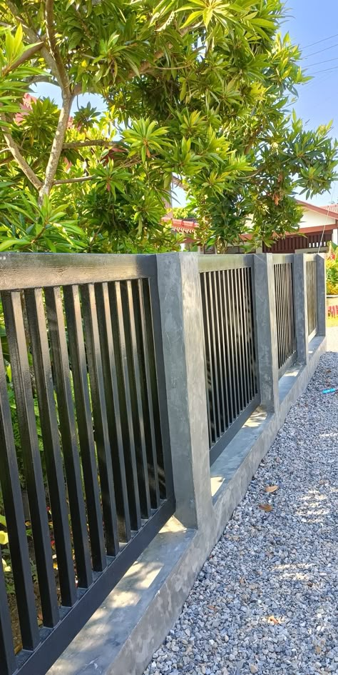 Fence Modern House, Cheap Fence Ideas Budget, Security Fence Ideas, Fences Alternative, Landscape Fence, Compound Wall Design, Home Styles Exterior, Fence Gate Design, Bad Neighbors