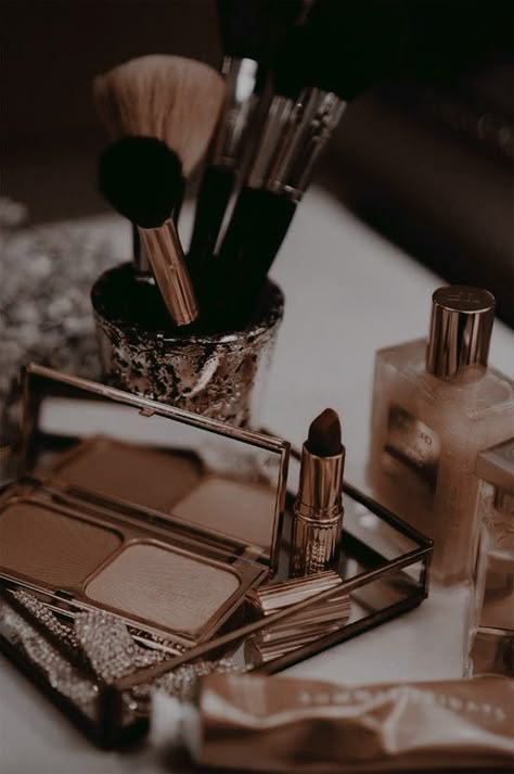 Instagram Makeup Artist, Boujee Aesthetic, Eye Makeup Ideas, Family Budget, Gold Aesthetic, Luxe Life, Classy Aesthetic, Luxury Aesthetic, Luxury Makeup