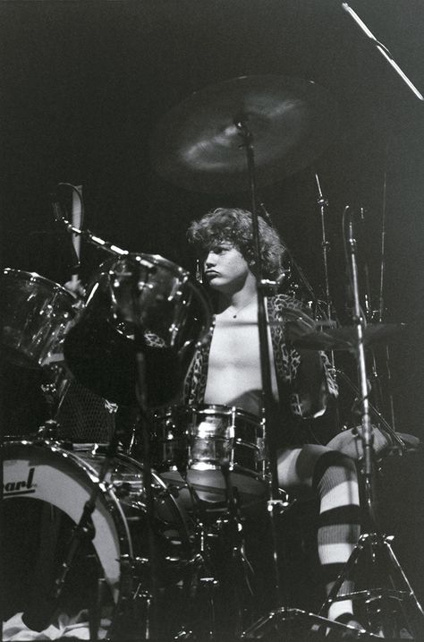 Rick allen pictured at his drum set during the high n dry tour Clothes Art, Rock Of Ages, Glam Metal, Def Leppard, Drum Set, Artifacts, Heavy Metal, Street Art, Graffiti